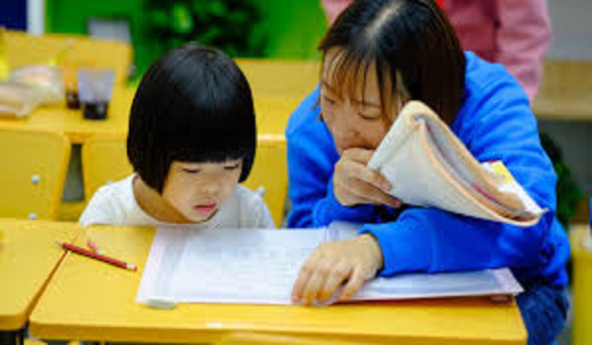Pros & Cons of Explicit Grammar Instruction in Language Learning (With Examples)